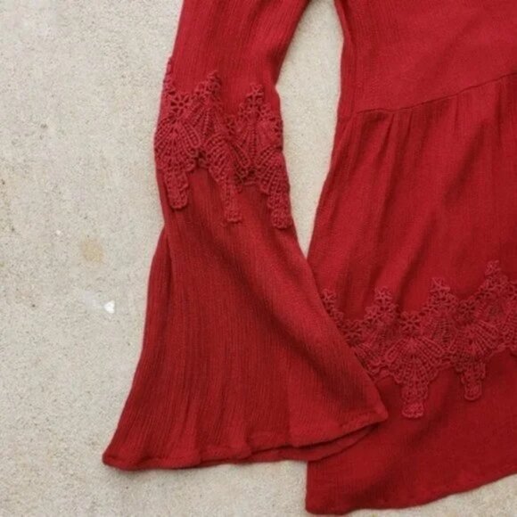 Taylor & Sage Crimson Rust Bell Sleeve Top. - Picture 6 of 6